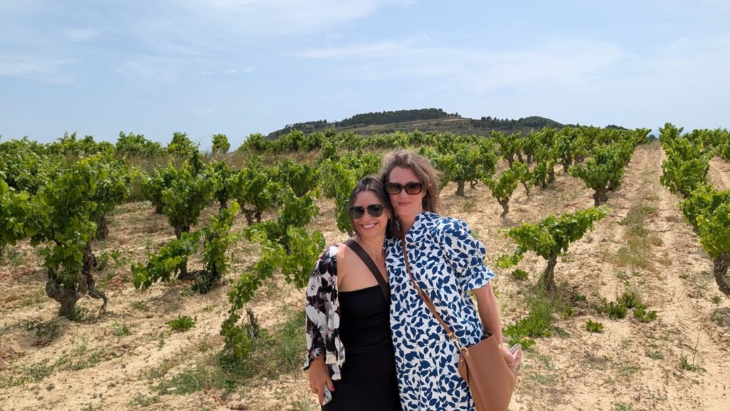 CLOS CIEN member visiting their vineyard plot in La Rioja